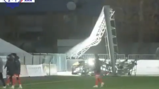 Partido de la liga de Azerbaiyán debió suspenderse por derrumbe de torre de iluminación