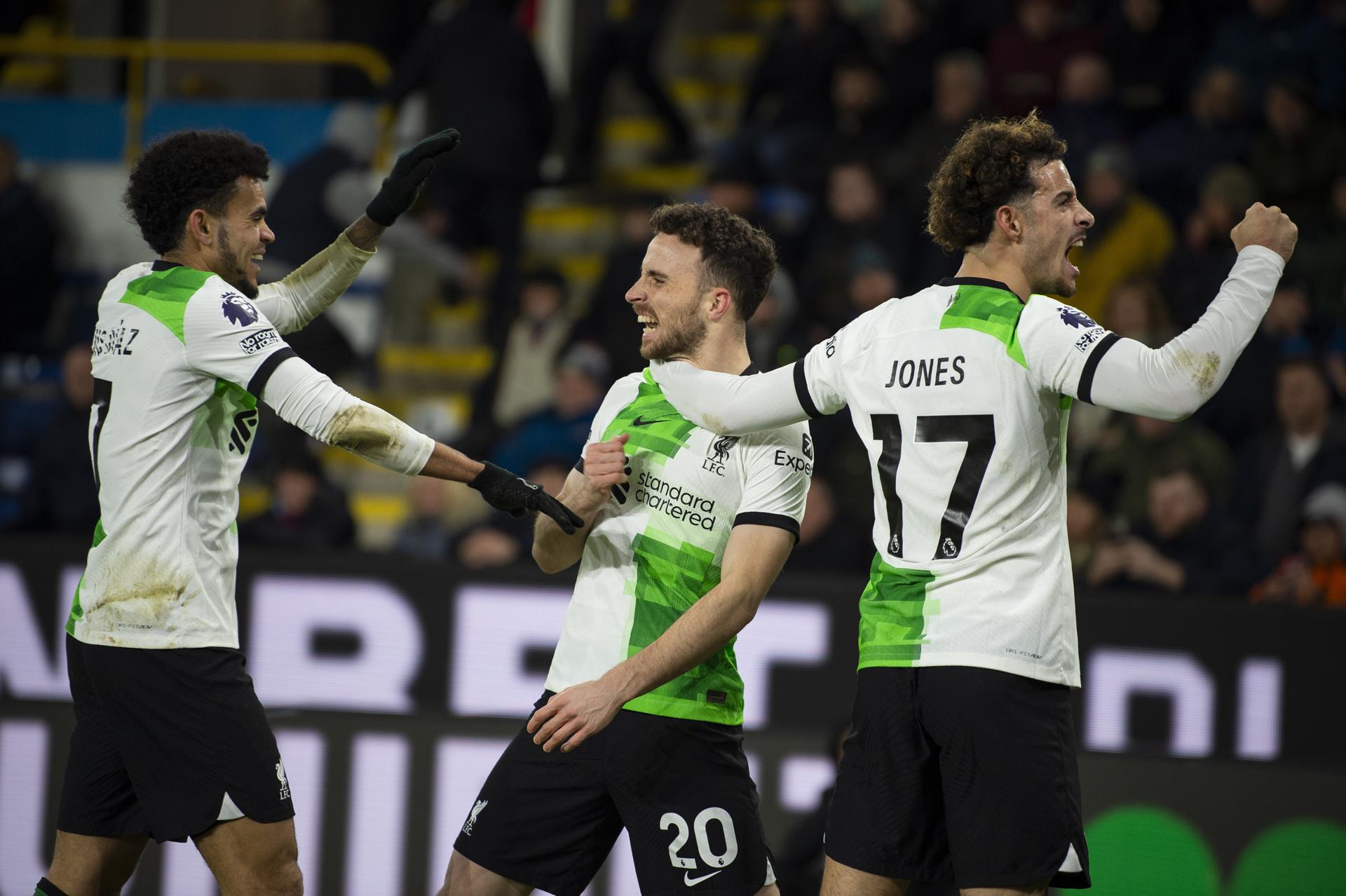 Liverpool doblegó a Burnley y presionó a Arsenal en la disputa por la Premier League