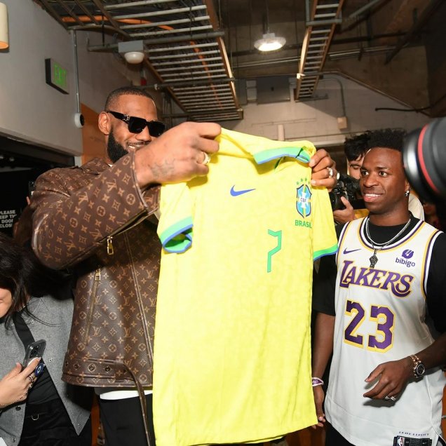 ¡Reunión de cracks! Vinicius intercambió camisetas con LeBron James en Los Angeles