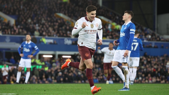 Manchester City estrenó su título mundial con victoria sobre Everton en la Premier