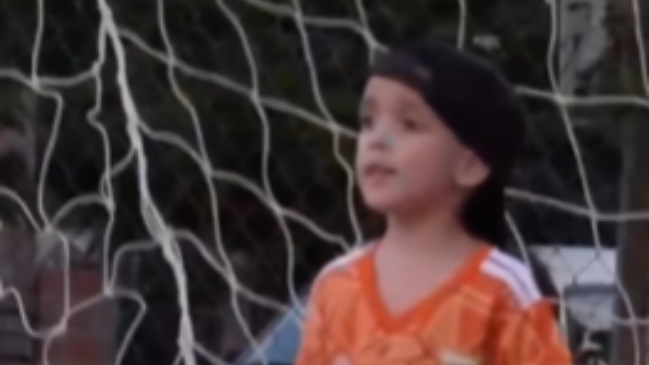 Un “Minidibu”: Pequeño arquero se viralizó por imitar a Emiliano Martínez