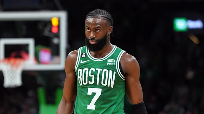 Boston Celtics se impuso en partidazo a Toronto Raptors con Jaylen Brown como gran figura