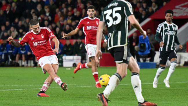 Nottingham Forest castigó a Manchester United y se alejó del descenso en la Premier