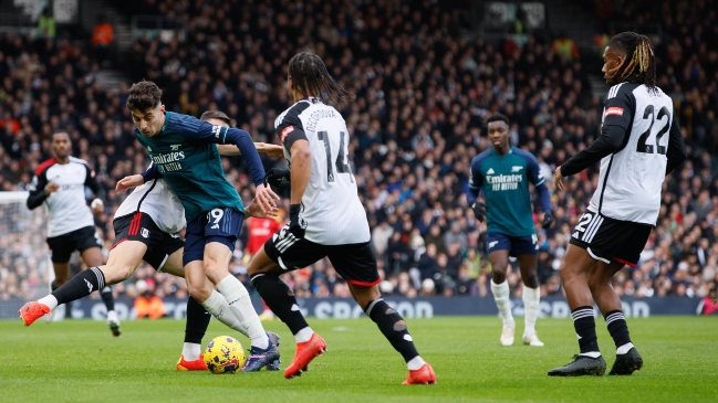 Arsenal volvió a ceder terreno en la lucha por la cima tras sufrir remontada de Fulham