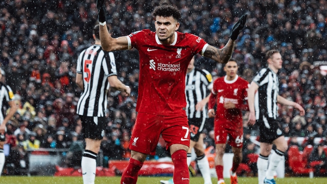 Liverpool enfrenta a Newcastle en busca de quedar como único puntero de la Premier League