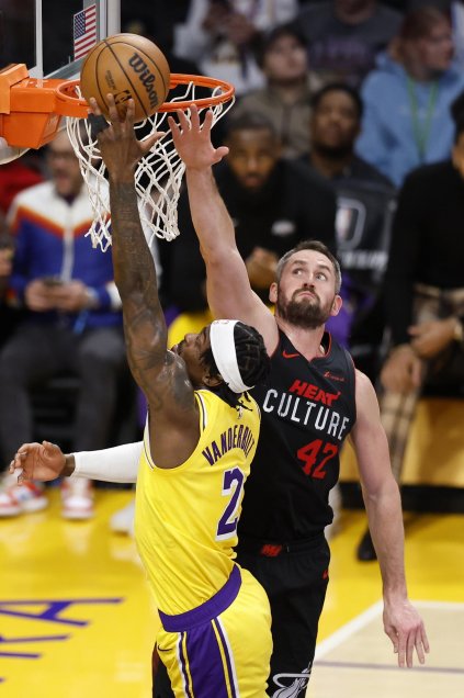Los Lakers vivieron otra noche de terror ante Miami Heat