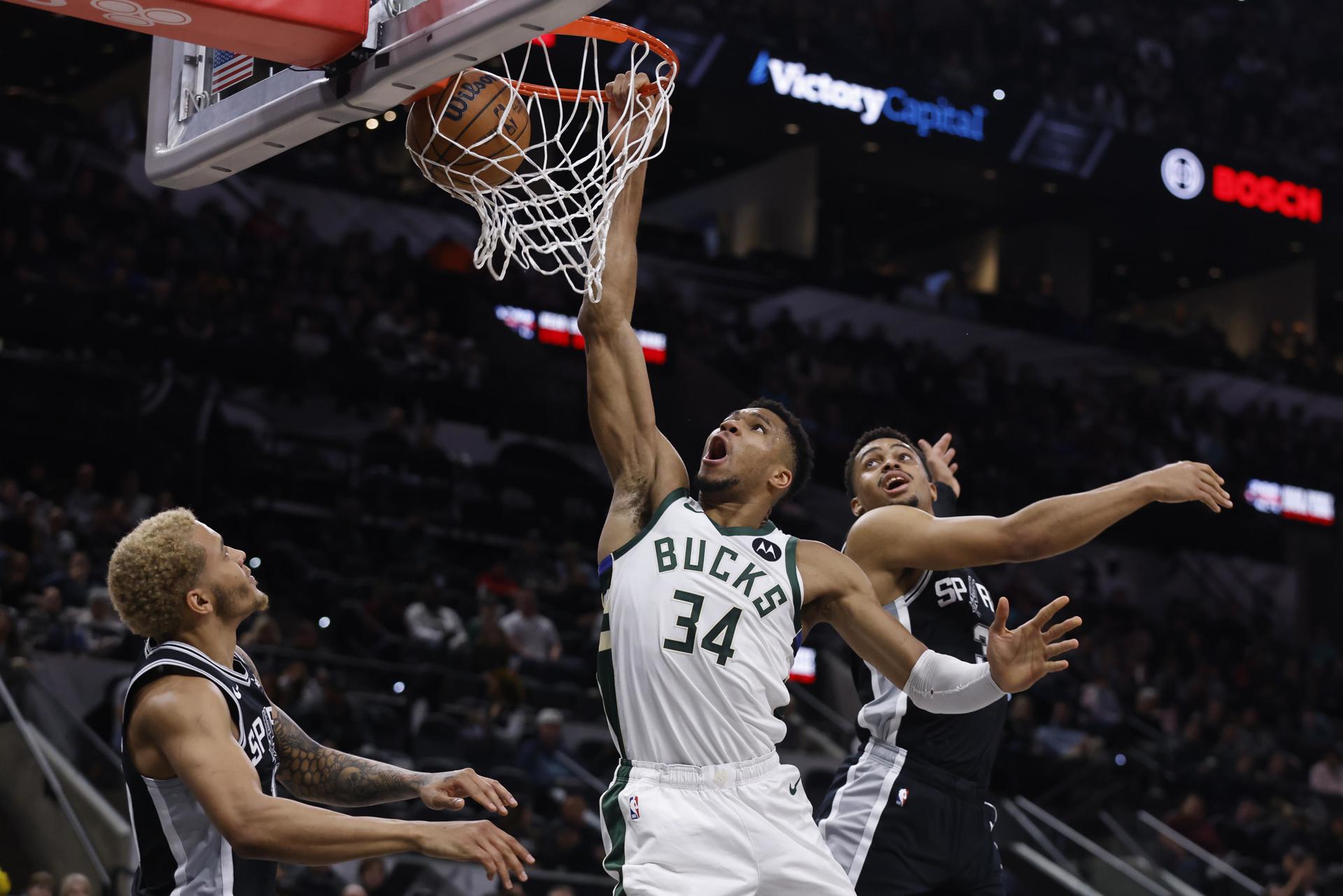 Giannis Antetokounmpo brilló con 44 puntos en triunfo de los Bucks sobre San Antonio Spurs
