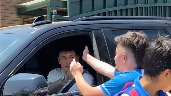 Nicolás Castillo recibió el cariño de los hinchas en su regreso oficial a Universidad Católica