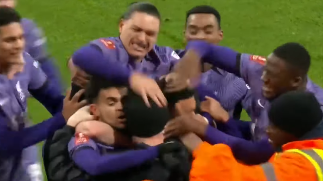 [Video] Darwin Núñez dio “camotera” a un hincha en festejo de Liverpool