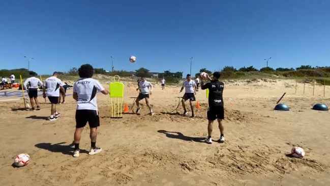 [Video] Colo Colo comenzó sus trabajos en Uruguay con entrenamiento en la playa