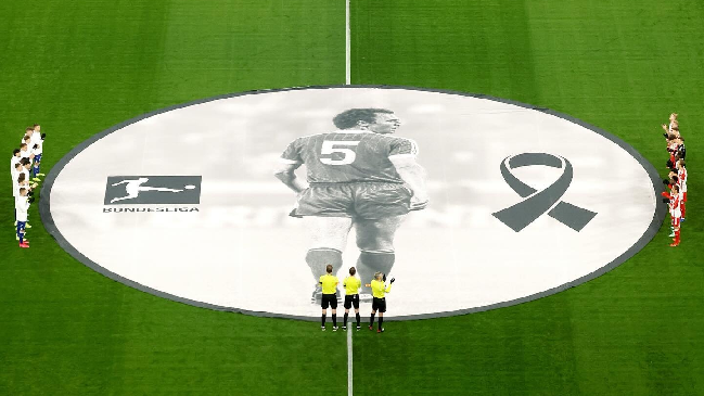 Bayern Munich rindió un emotivo homenaje a Franz Beckenbauer