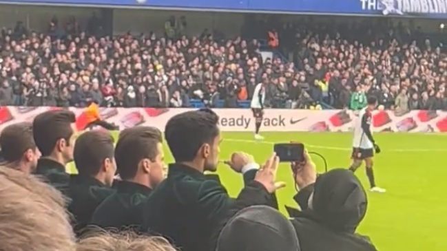 ¿Qué tal? Un hincha fue visto lavándose los dientes en la tribuna en duelo de Chelsea