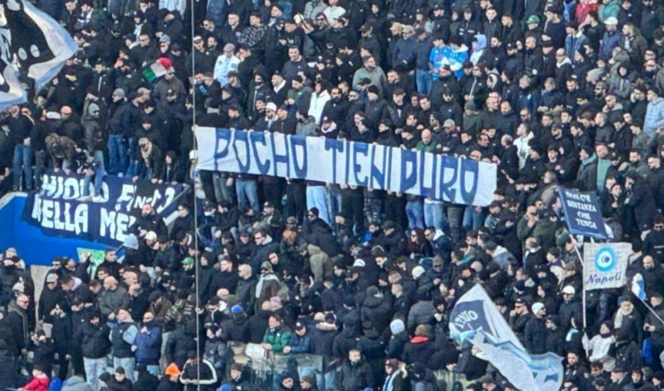 Hinchada de Napoli dedicó un lienzo en apoyo a Ezequiel “Pocho” Lavezzi