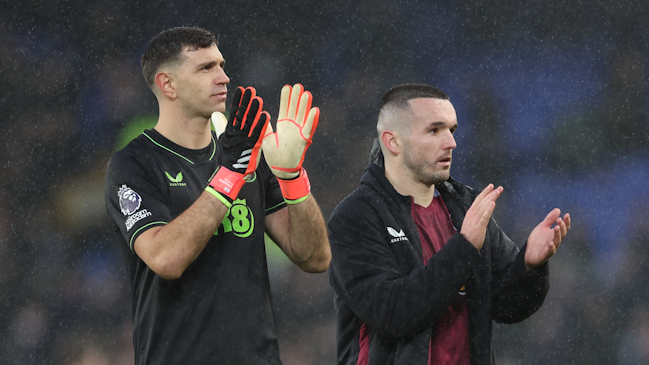 “Dibu” Martínez fue pieza clave y se lució con una doble tapada en empate de Aston Villa y Everton