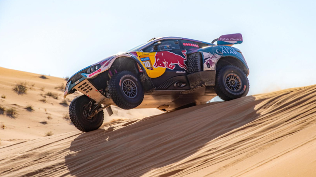 El campeón Al-Attiyah se retiró del Dakar tras romper su motor