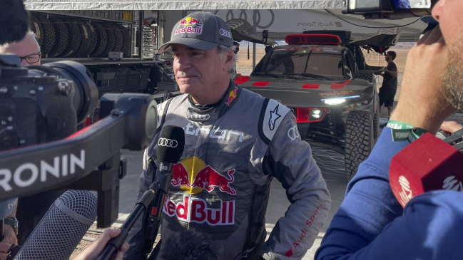 Carlos Sainz sostuvo el liderato en autos pese a jornada marcada por los pinchazos