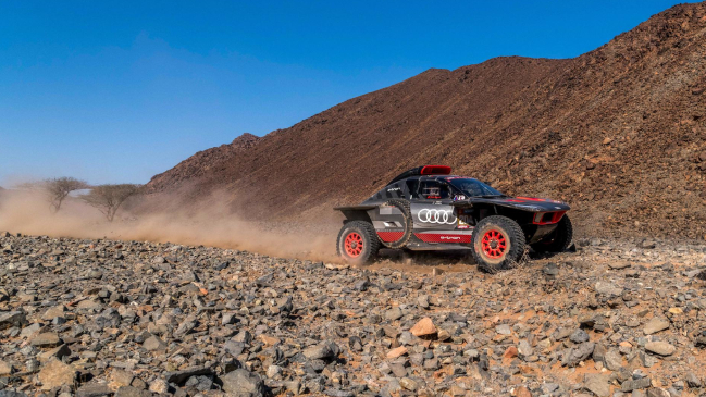 Carlos Sainz superó maratón de piedras y roza su cuarto Dakar