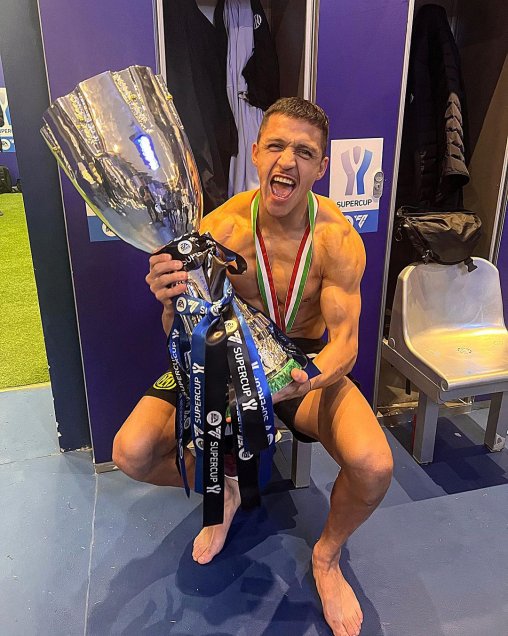 Alexis posó feliz con un nuevo título de Supercopa italiana junto a Inter de Milán