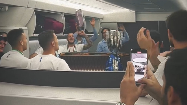 El animado festejo de Inter de Milán tras lograr la Supercopa de Italia junto a Alexis