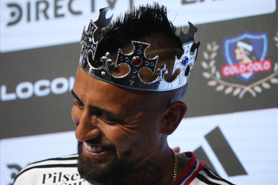 “Sigo siendo el Rey”: Arturo Vidal posó con una corona en su regreso a Colo Colo