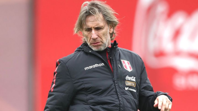 Gareca esquivó a la prensa en su llegada a Santiago