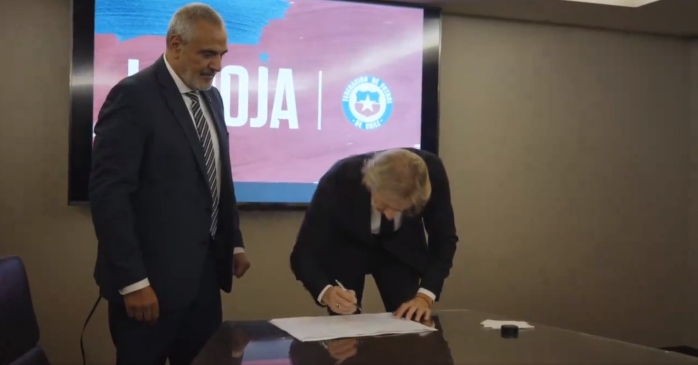 El momento en que Ricardo Gareca firmó su contrato con la selección chilena