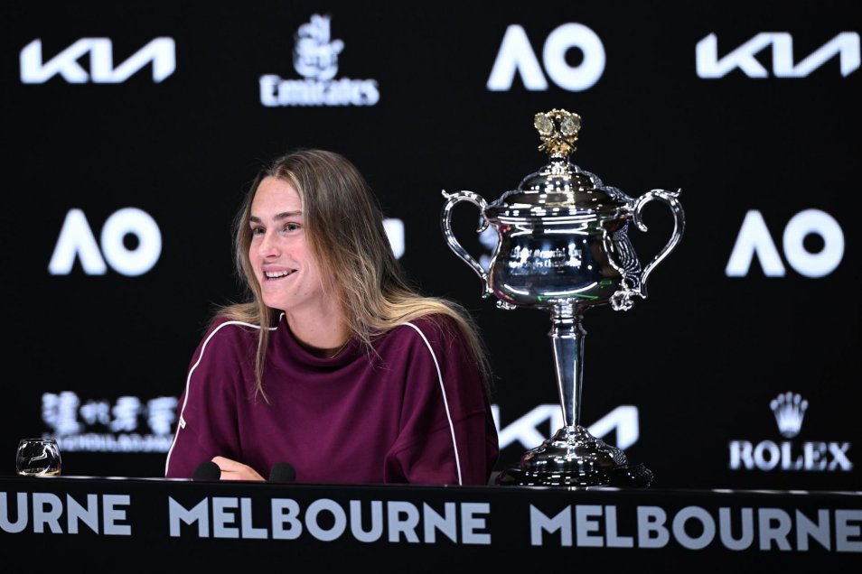 Aryna Sabalenka festejó bebiendo champagne tras lograr el título del Abierto de Australia