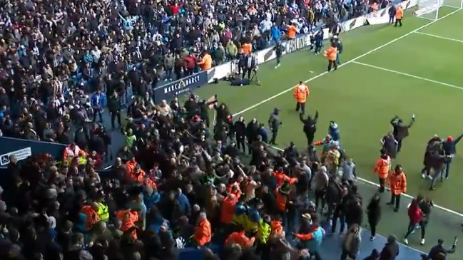 Graves incidentes interrumpieron el clásico entre West Bromwich y Wolves en la FA Cup