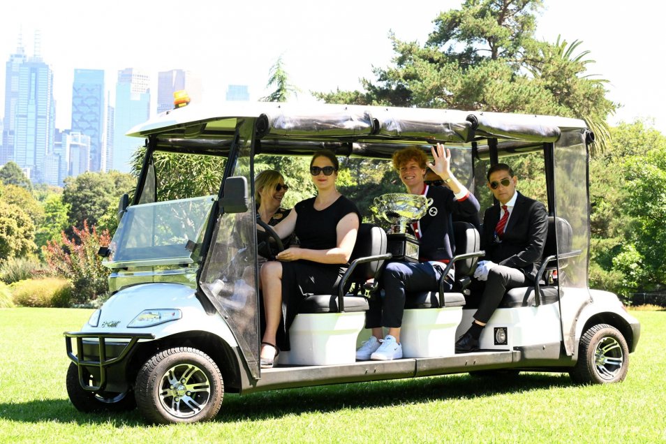 Jannik Sinner posó con el trofeo del Abierto Australia un día después de ser campeón