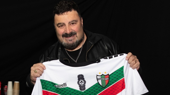 Vocalista de Amar Azul causó furor en hinchas de Palestino al fotografiarse con la camiseta del club