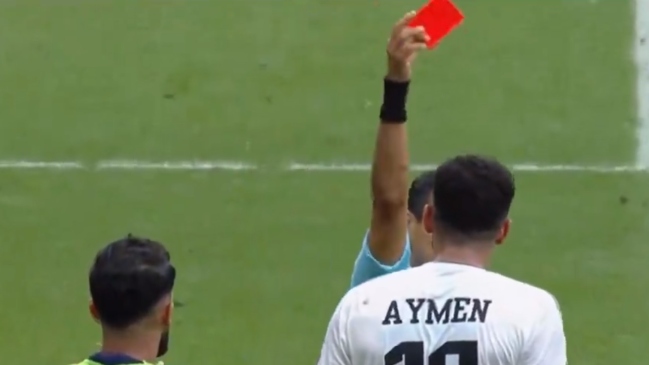 Futbolista iraquí fue expulsado por simular que comía pasto en una celebración