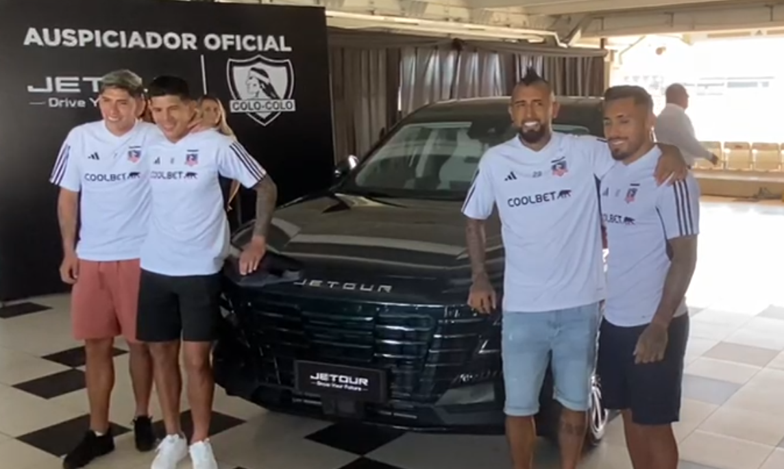 Arturo Vidal llegó manejando en presentación de nuevo auspiciador de Colo Colo