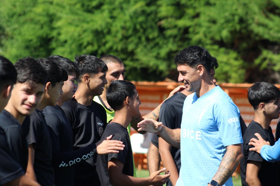 Universidad Católica compartió entrenamiento con jóvenes de Bajos de Mena FC