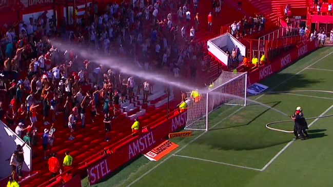 [VIDEO] Bomberos rociaron agua a hinchas de Huracán ante ola de calor en Buenos Aires