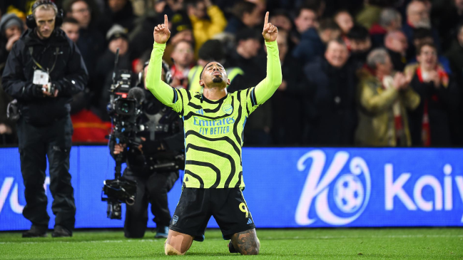 Arsenal venció a Nottingham Forest y sigue al acecho del líder Liverpool en la Premier