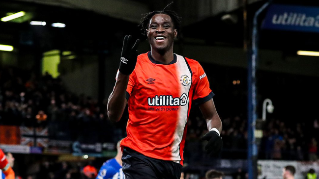 Elijah Adebayo brilló con triplete en sorpresiva goleada de Luton Town a Brighton