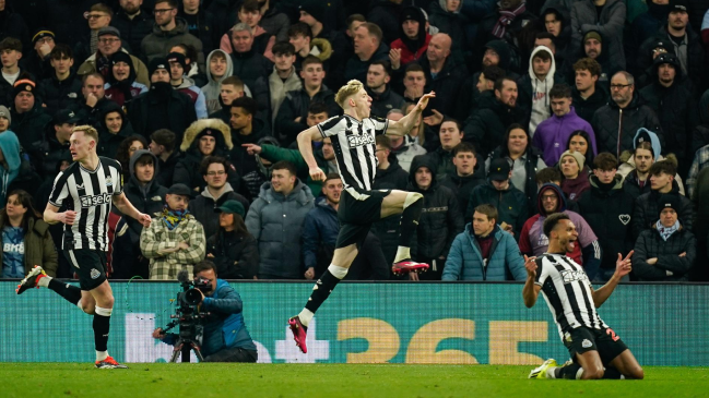 Newcastle doblegó a Aston Villa y trepó en la tabla de la Premier