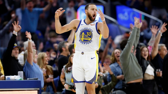 Stephen Curry brilló y Embiid se retiró resentido en victoria de Warriors ante 76ers en la NBA