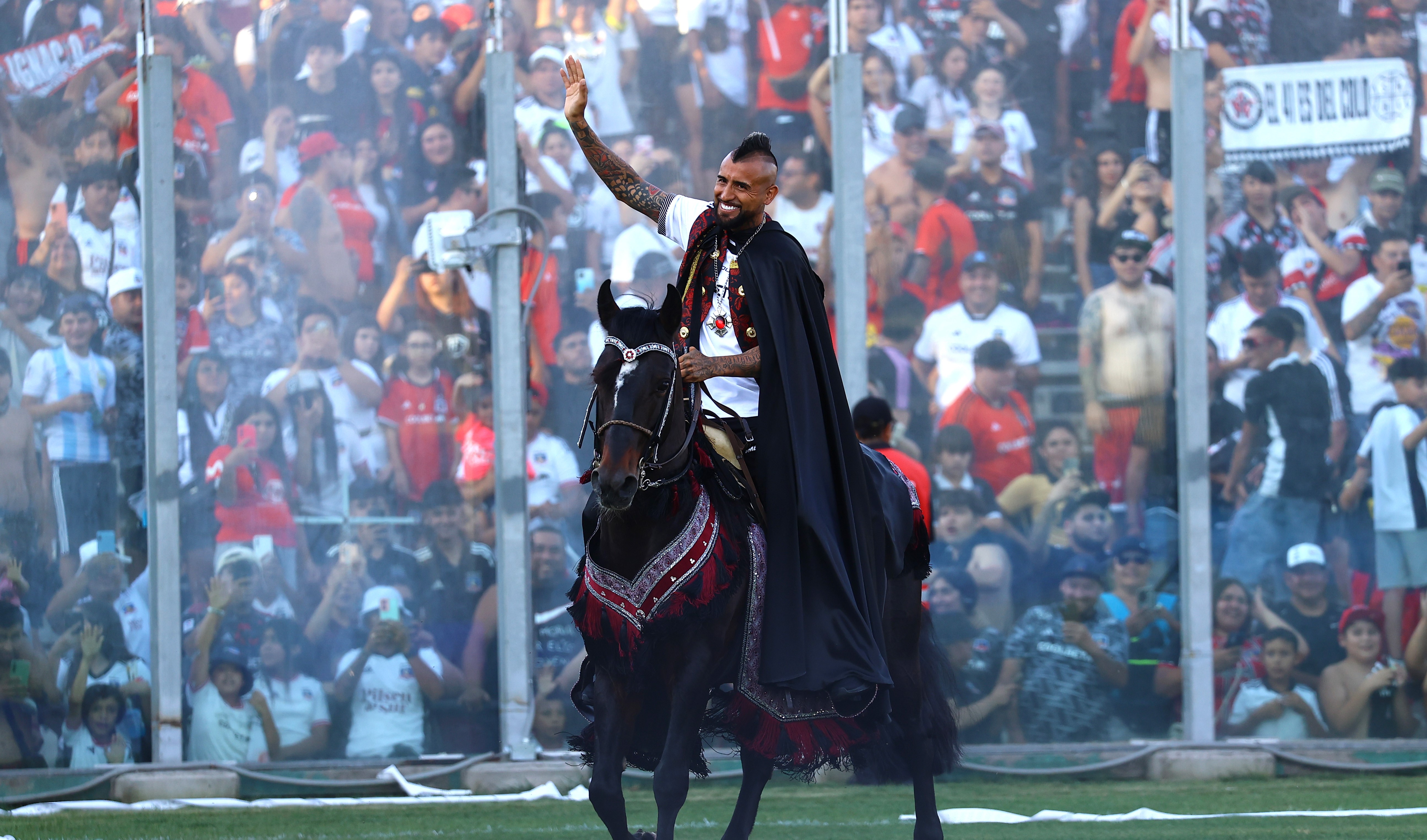 ¡Vestido como rey y a caballo! El recorrido de Arturo Vidal en la cancha del Monumental