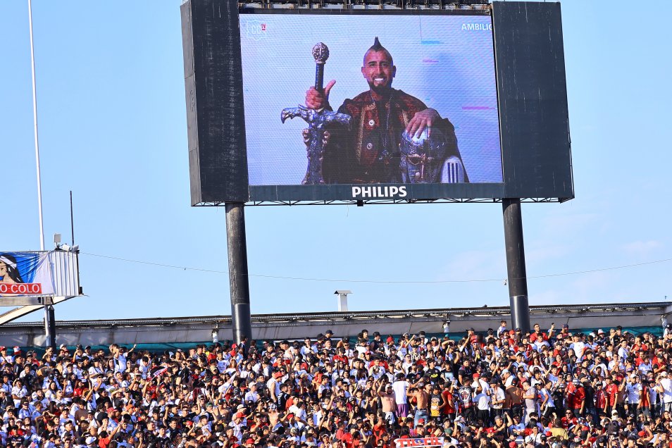 ¡Como un rey guerrero! La presentación de Arturo Vidal en el Estadio Monumental
