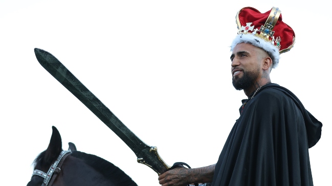 A caballo y recibiendo su corona: El momento más icónico de la bienvenida a Arturo Vidal