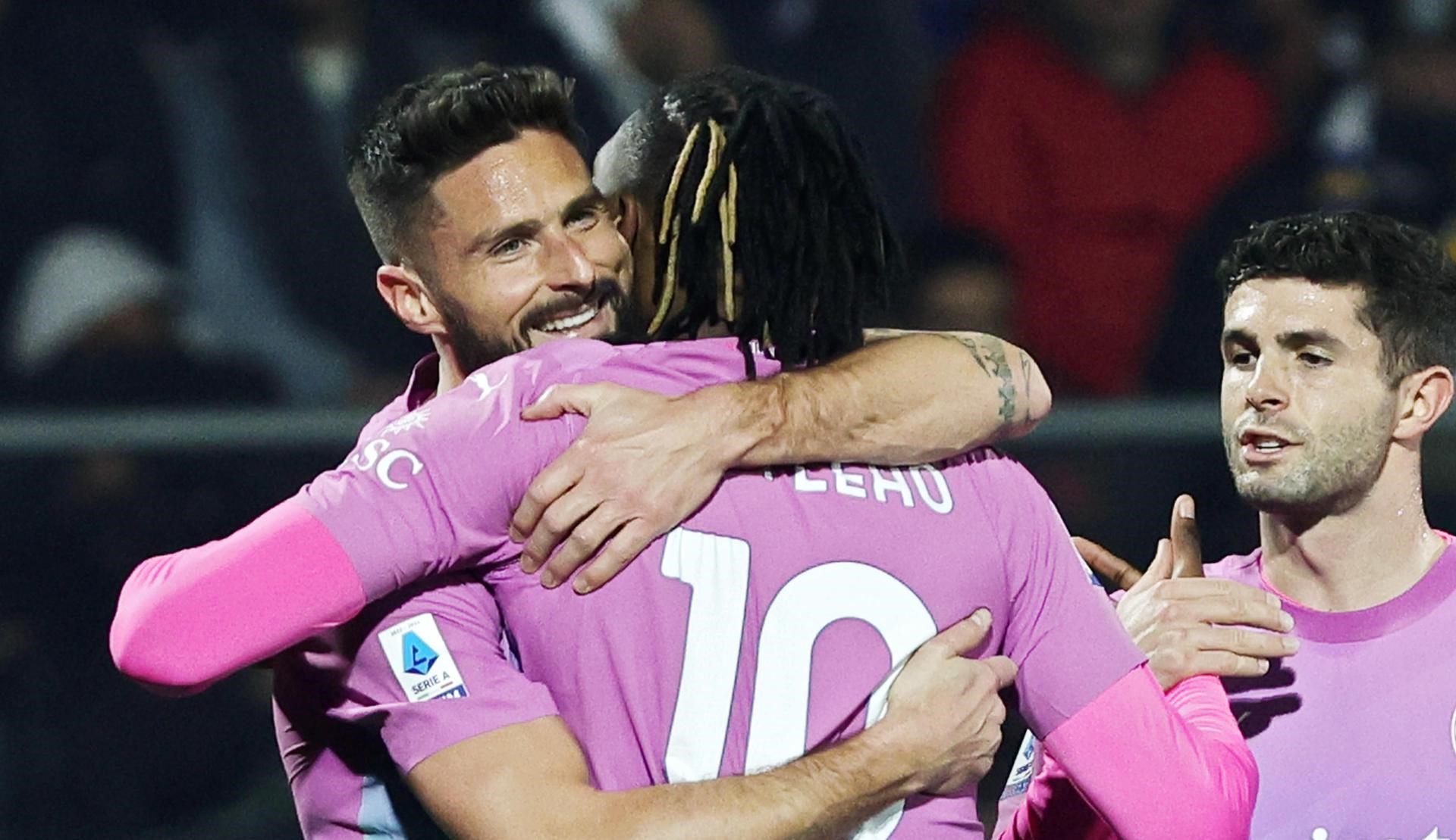 AC Milan batalló para imponerse ante Frosinone en la Serie A