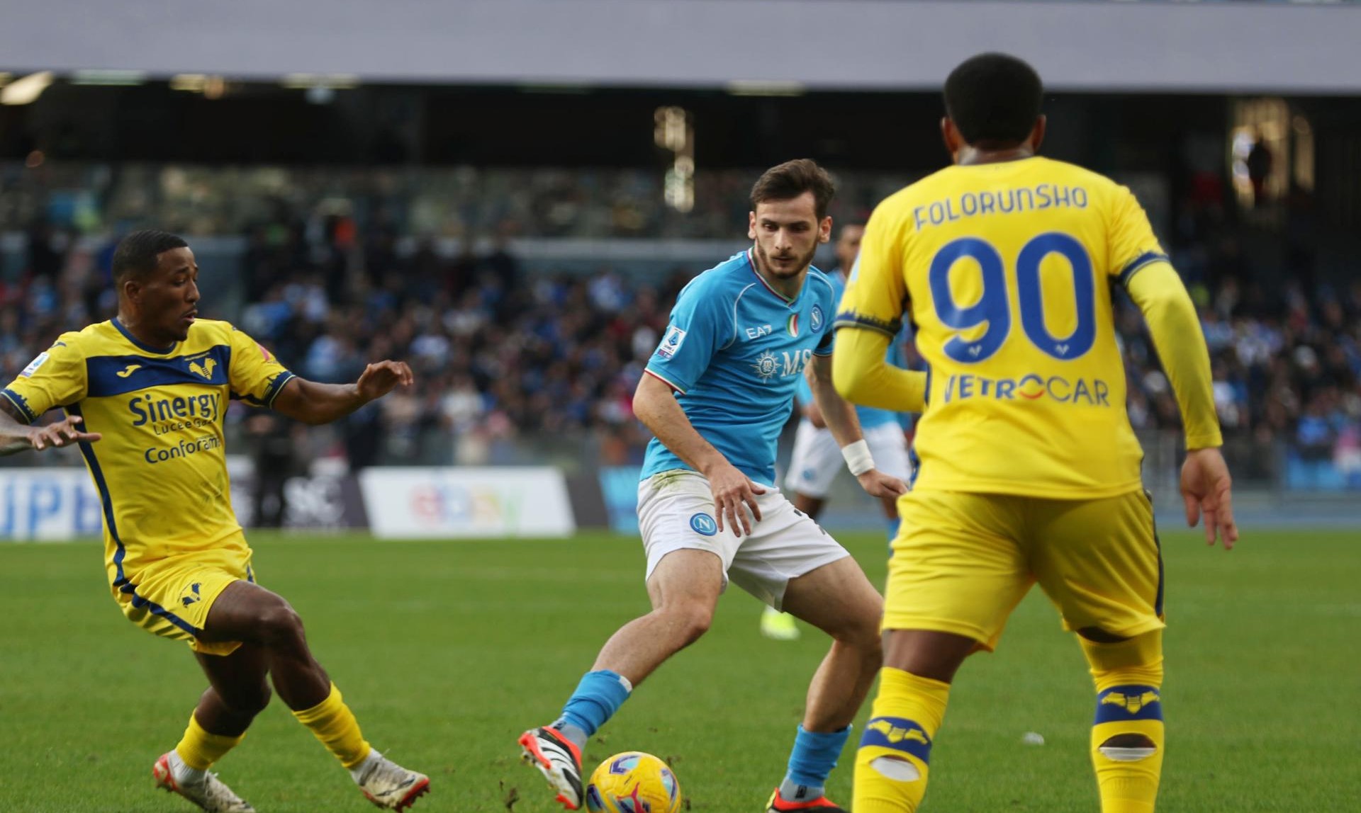 Napoli remontó para batir a Hellas Verona en la Serie A