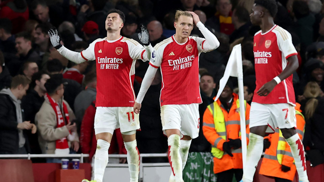 Arsenal derribó a Liverpool y reenganchó en la pelea por el liderato en la Premier