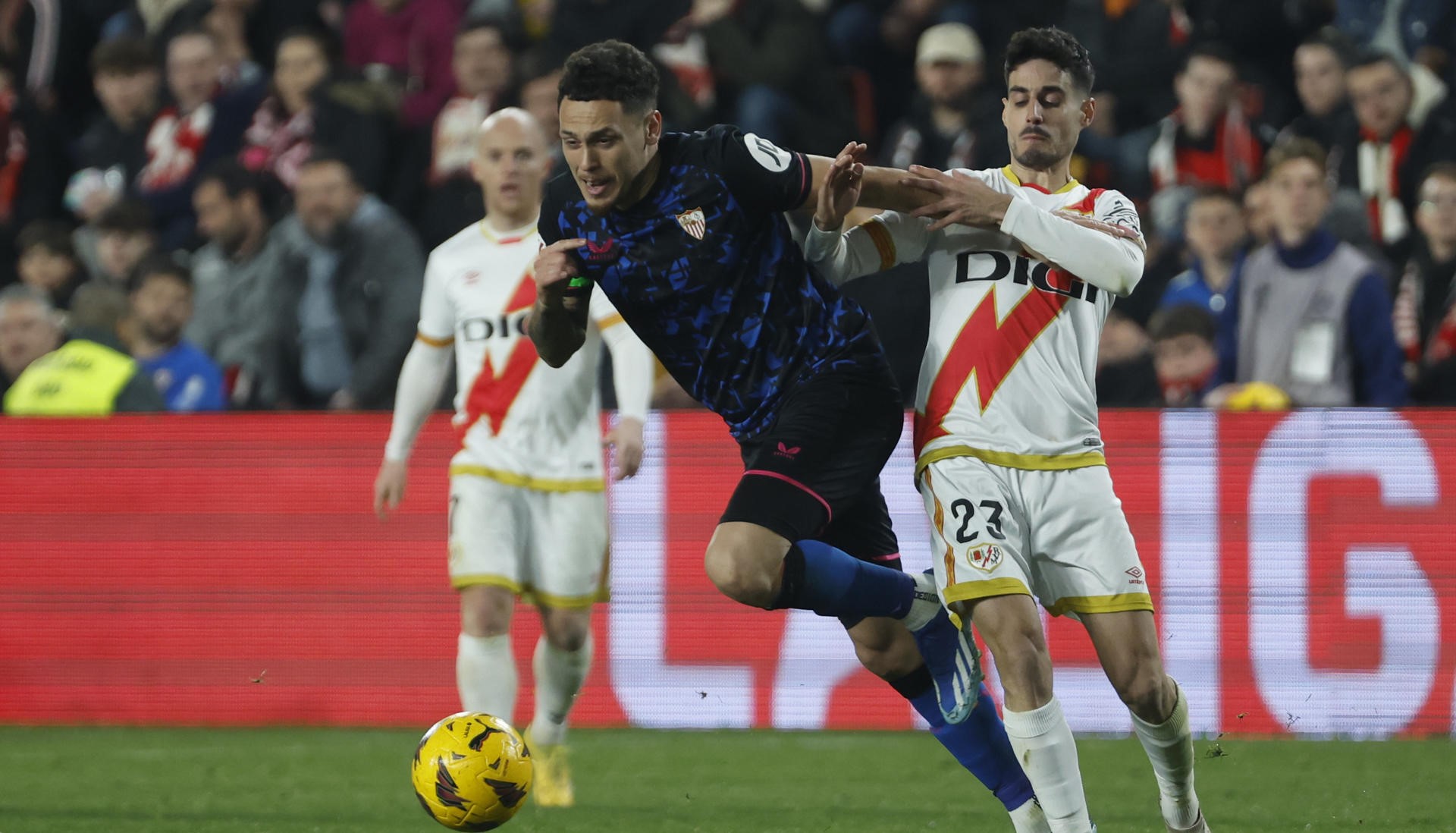 Como el “dedo de Jara”: Ocampos enfureció por la fea acción de un hincha en España