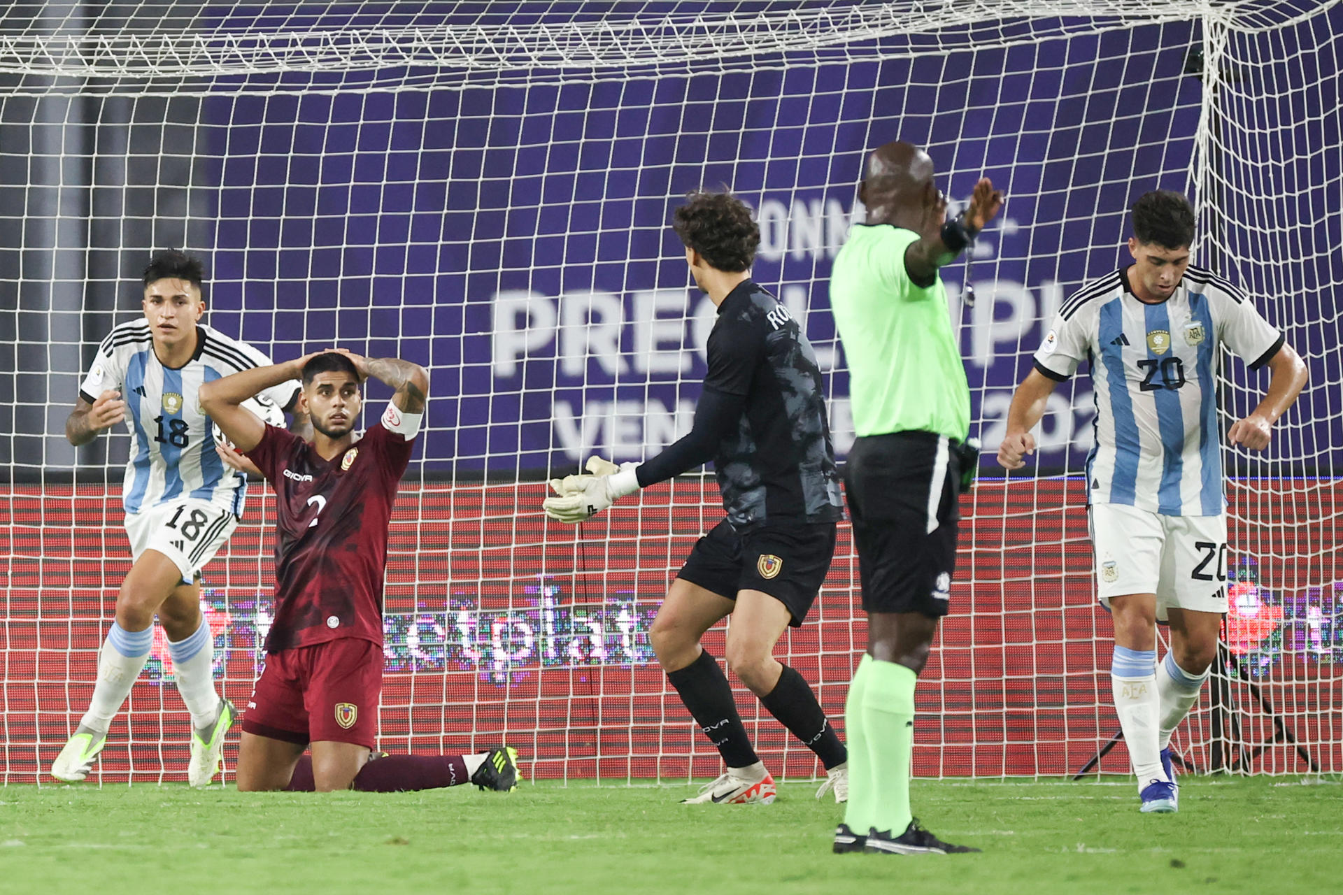 El insólito autogol de Venezuela en el empate con Argentina en el Preolímpico
