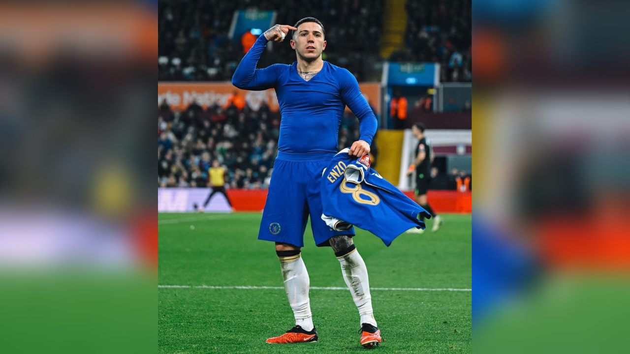 Enzo Fernández anotó golazo de tiro libre en triunfo de Chelsea sobre Aston Villa en la FA Cup