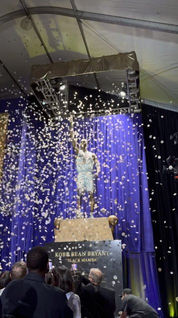 Los Angeles Lakers presentó estatua en honor a Kobe Bryant