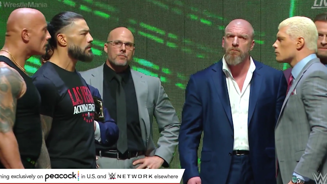 El tenso careo de La Roca y Roman Reings con Cody Rhodes en el kickoff de Wrestlemania
