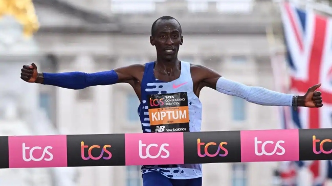 Kelvin Kiptum, dueño del récord mundial de maratón, falleció en un accidente de tránsito